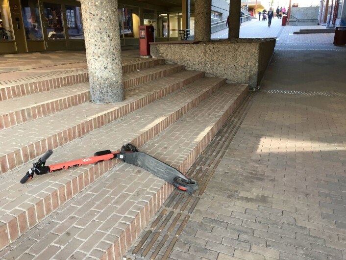 På Tøyensenteret ligger en sparkesykkel noen har kastet fra seg utenfor Biblo. Foto: Vegard Velle På Tøyensenteret ligger en sparkesykkel noen har kastet fra seg utenfor Biblo. Foto: Vegard Velle