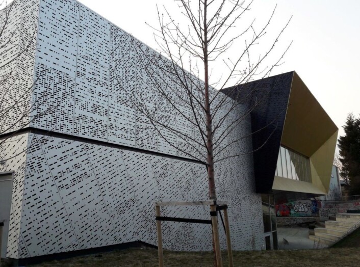 Den prisbelønte fasaden på skatehallen på Voldsløkka har lovteksten fra den gang det var forbudt med skateboard i morsetegn. Foto: Anders Høilund Den prisbelønte fasaden på skatehallen på Voldsløkka har lovteksten fra den gang det var forbudt med skateboard i morsetegn. Foto: Anders Høilund