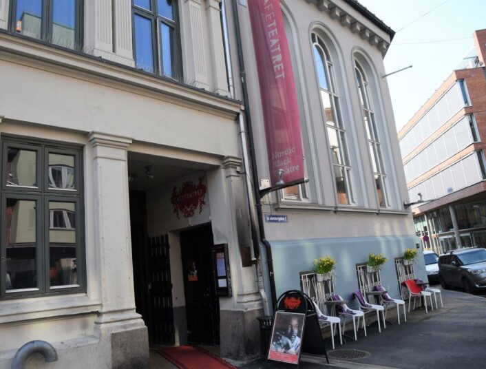 Cliff A. Moustache er kunstnerisk leder ved Nordic Black Theatre, som holder til her, i Caféteatret på Grønland. Foto: Christian Boger Cliff A. Moustache er kunstnerisk leder ved Nordic Black Theatre, som holder til her, i Caféteatret på Grønland. Foto: Christian Boger