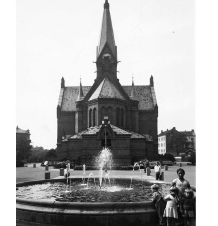 Fontenen ved Sagene kirke skal tilbake til fordums storhet, men foreløpig har spøkefugler sørget for at alt vannet kommer ut av kun en av dysene. Foto: Oslobilder/Ukjent Fontenen ved Sagene kirke skal tilbake til fordums storhet, men foreløpig har spøkefugler sørget for at alt vannet kommer ut av kun en av dysene. Foto: Oslobilder/Ukjent