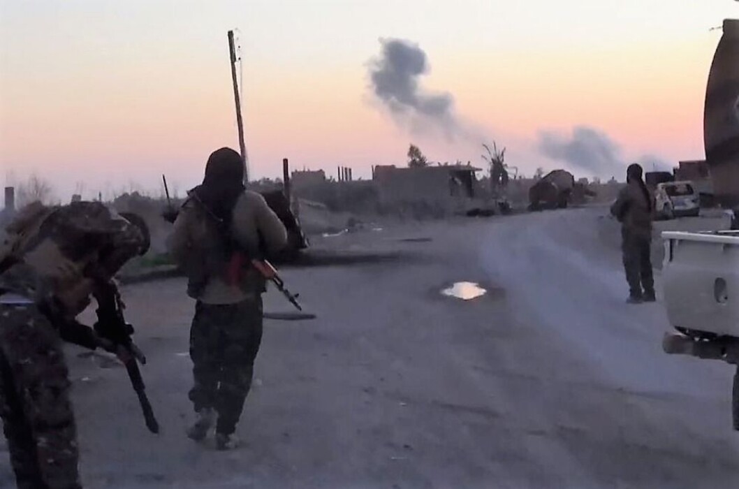 Bildet viser krigere fra kurder-dominerte SDF (Syrian Democratic Forces) som kjemper mot Den islamske staten (IS) i Baghouz, en av de siste IS-territoriene i Syria, i februar. Området har nå falt til SDF og allierte styrker, inkludert USA. Foto: Voice of America Bildet viser krigere fra kurder-dominerte SDF (Syrian Democratic Forces) som kjemper mot Den islamske staten (IS) i Baghouz, en av de siste IS-territoriene i Syria, i februar. Området har nå falt til SDF og allierte styrker, inkludert USA. Foto: Voice of America