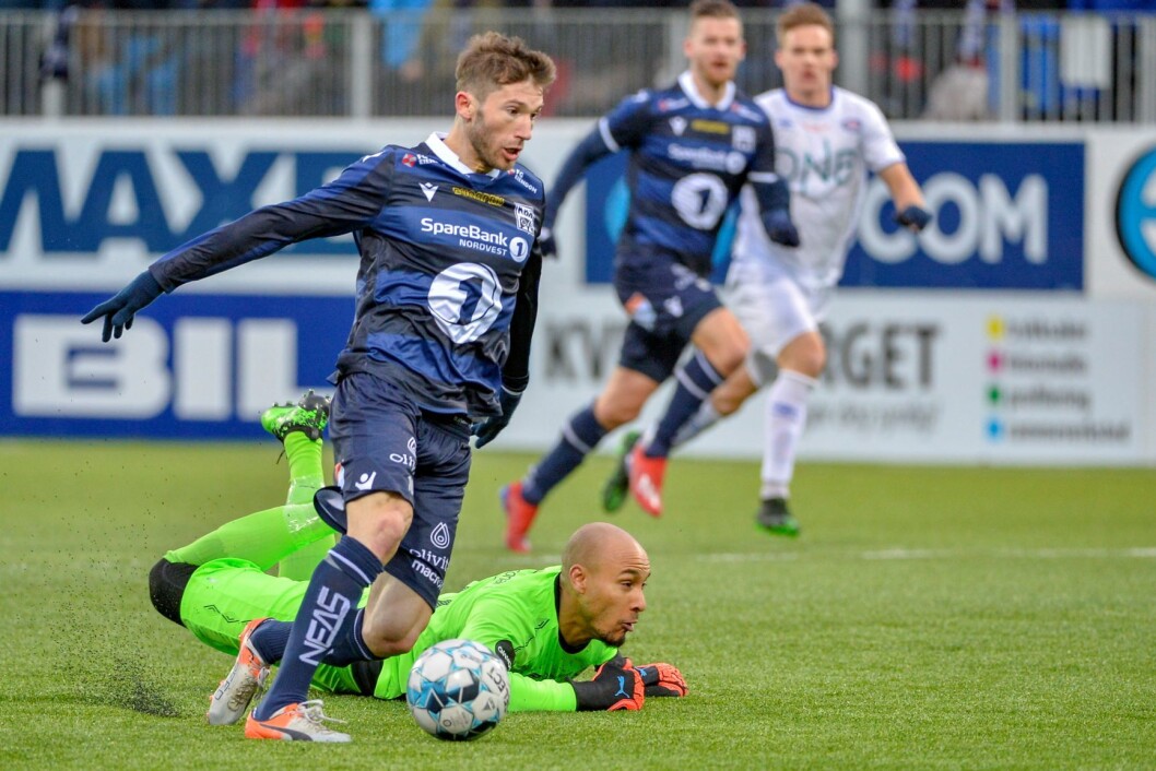 Hjemmelagets Liridon Kalludra forserer Vålerengas målvakt Adam Larsen Kwarasey under eliteseriekampen mellom Kristiansund og Vålerenga på Kristiansund stadion. Foto: Ned Alley / NTB scanpix Hjemmelagets Liridon Kalludra forserer Vålerengas målvakt Adam Larsen Kwarasey under eliteseriekampen mellom Kristiansund og Vålerenga på Kristiansund stadion. Foto: Ned Alley / NTB scanpix