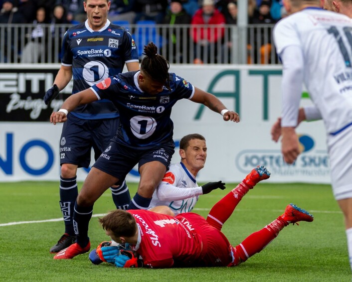 KBKs keeper Sean McDermott og Herolind Shala krasje sammen under eliteseriekampen på Kristiansund stadion i Kristiansund. Christophe Psyché (tv) Foto: Ned Alley / NTB scanpix KBKs keeper Sean McDermott og Herolind Shala krasje sammen under eliteseriekampen på Kristiansund stadion i Kristiansund. Christophe Psyché (tv) Foto: Ned Alley / NTB scanpix