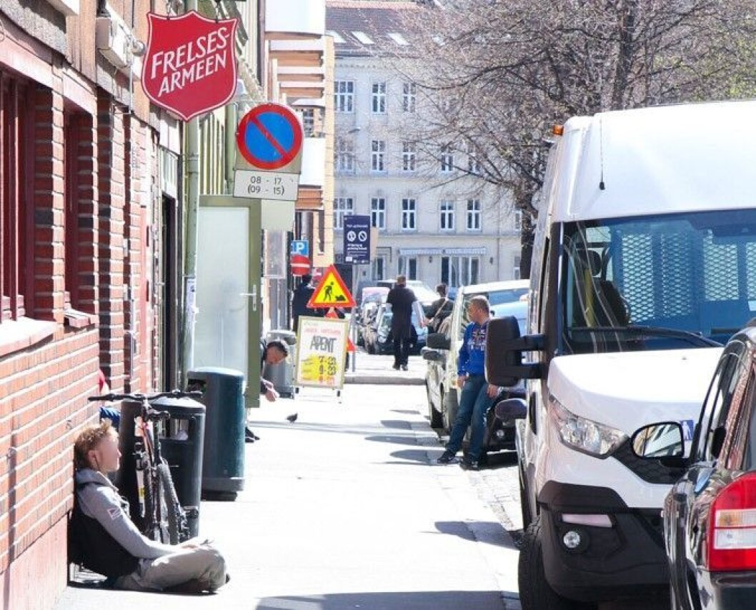 – Takk for at du så meg, sier han og strekker fram hånda. Jeg gir han min, han holder den. Jeg nikker. Illustrasjonsfoto: Susanne Skaug – Takk for at du så meg, sier han og strekker fram hånda. Jeg gir han min, han holder den. Jeg nikker. Illustrasjonsfoto: Susanne Skaug