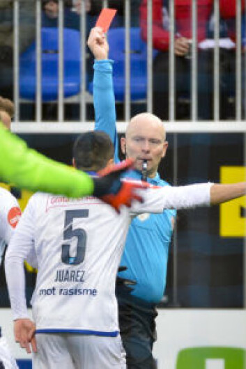 Dommer Dag Vidar Hafsås gir gjestenes Efraín Juárez rødt kort under eliteseriekampen mellom Kristiansund og Vålerenga på Kristiansund stadion.<br />Foto: Ned Alley / NTB scanpix Dommer Dag Vidar Hafsås gir gjestenes Efraín Juárez rødt kort under eliteseriekampen mellom Kristiansund og Vålerenga på Kristiansund stadion.<br />Foto: Ned Alley / NTB scanpix