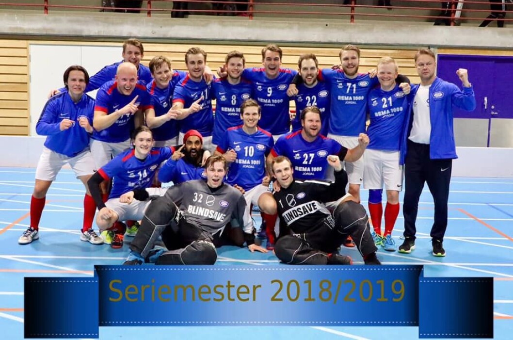 Vålerenga innebandy etter at opprykket til eliteserien var sikret. Foto: VIF innebandy Vålerenga innebandy etter at opprykket til eliteserien var sikret. Foto: VIF innebandy
