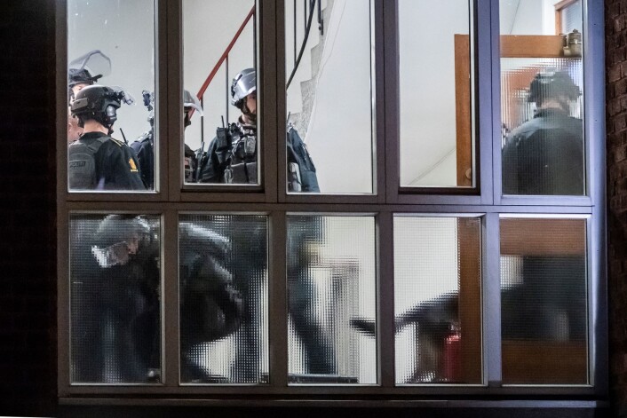 Mannen stengte seg inne i leiligheten, og det tok halvannen time med forhandlinger før politiet kom inn. Foto: Heiko Junge / NTB scanpix Mannen stengte seg inne i leiligheten, og det tok halvannen time med forhandlinger før politiet kom inn. Foto: Heiko Junge / NTB scanpix