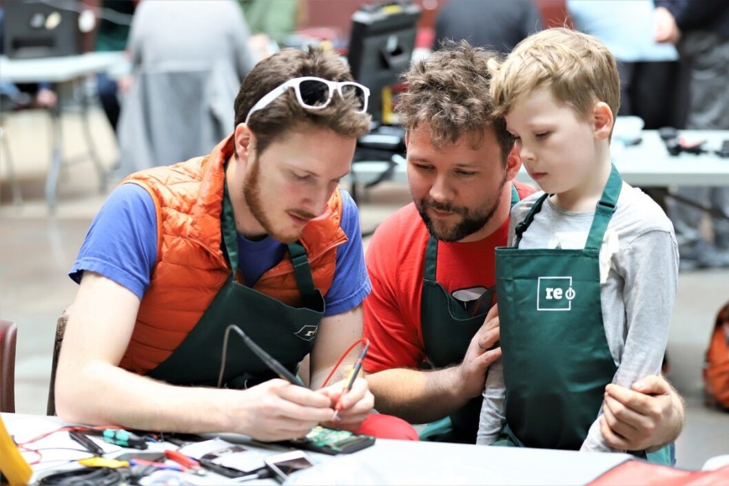 Charles Francois (31), Krister Borge (37) og sjefsfikser Emrik (7) prøver å fikse en kalkulator. Foto: André Kjernsli Charles Francois (31), Krister Borge (37) og sjefsfikser Emrik (7) prøver å fikse en kalkulator. Foto: André Kjernsli