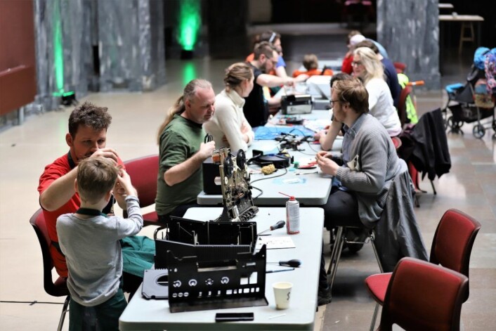 Etter hvert fylles det opp med folk som har ulike produkter de gjerne vil reparere. Foto: André Kjernsli Etter hvert fylles det opp med folk som har ulike produkter de gjerne vil reparere. Foto: André Kjernsli