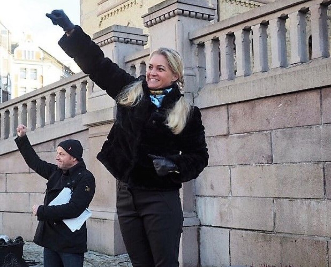 Cecilie Lyngby foran Stortinget i 2017, da det ble demonstrert for en folkeavstemning om bompenger i Oslo. Arkivfoto: Privat Cecilie Lyngby foran Stortinget i 2017, da det ble demonstrert for en folkeavstemning om bompenger i Oslo. Arkivfoto: Privat