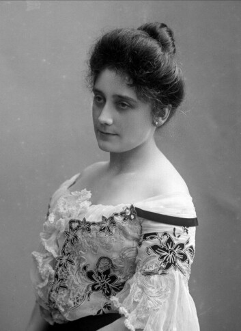 <em>Portrett av Barbra Knagenhjelm, født Ihlen. Gift med Arthur Knagenhjelm 21. september 1895. Bildet er tatt i 1904. Foto: Gustav Borgen / Norsk folkemuseum</em> <em>Portrett av Barbra Knagenhjelm, født Ihlen. Gift med Arthur Knagenhjelm 21. september 1895. Bildet er tatt i 1904. Foto: Gustav Borgen / Norsk folkemuseum</em>