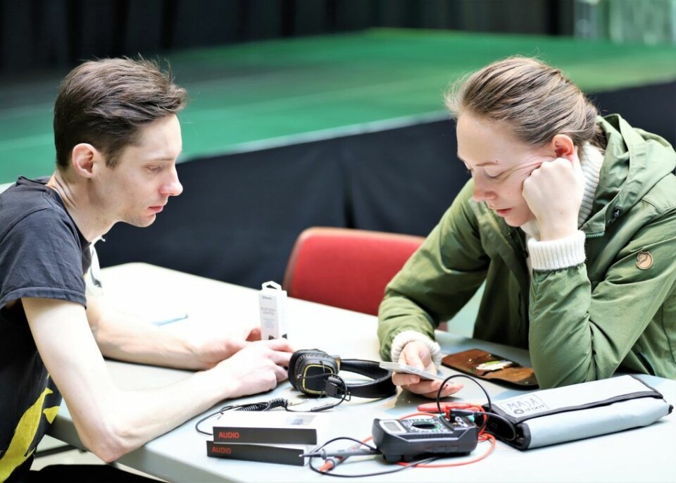 Fikser Steinar hjalp Elin Sørli med å reparere øretelefonene hennes. Foto: André Kjernsli