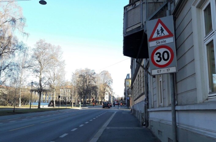 Endelig har det kommet opp et skilt som forteller at det er en 30-sone i Toftes gate ved Grünerløkka skole. Foto: Anders Høilund Endelig har det kommet opp et skilt som forteller at det er en 30-sone i Toftes gate ved Grünerløkka skole. Foto: Anders Høilund