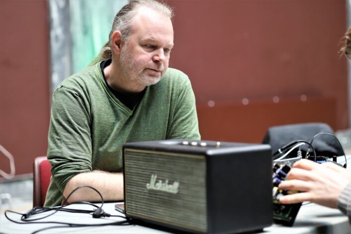 Kaj Gornitzka er spent på om de kan få liv i høyttaleren hans igjen. Foto: André Kjernsli Kaj Gornitzka er spent på om de kan få liv i høyttaleren hans igjen. Foto: André Kjernsli