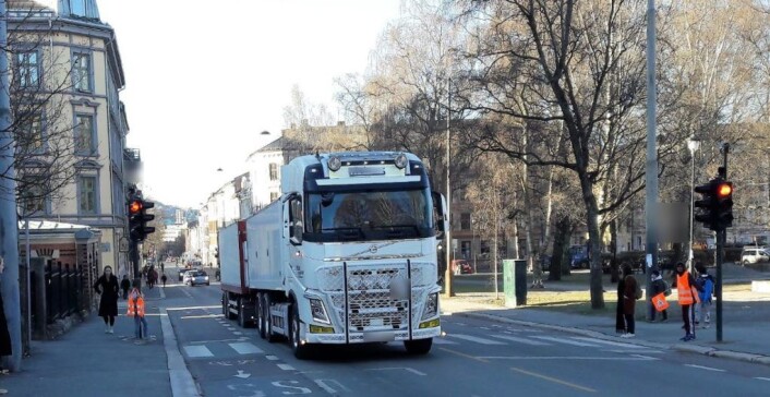 Mye tung trafikk går gjennom Toftes gate. Denne passerte på rødt lys. Foto: Anders Høilund Mye tung trafikk går gjennom Toftes gate. Denne passerte på rødt lys. Foto: Anders Høilund