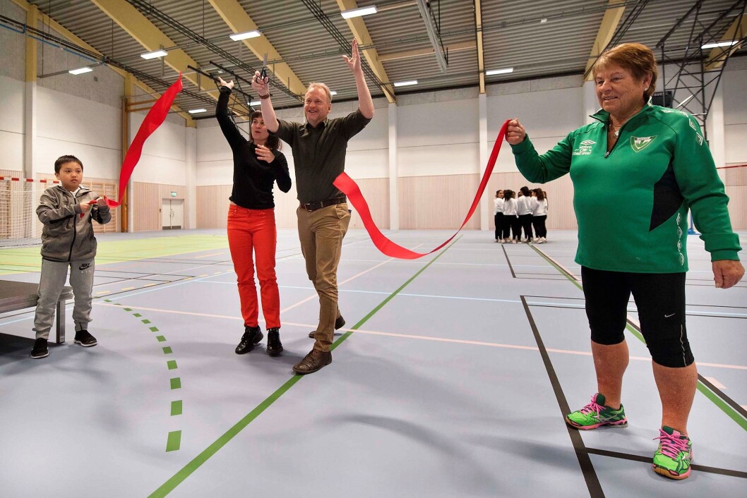 Idrettsbyråd Rina Mariann Hansen (Ap) og byrådsleder Raymond Johansen, akkompagnert av Alex Tran (t.v) og Grethe Hansen (t.h) sto for den etterlengtede åpningen av idrettshallen. Ken Opprann / Kultur- og idrettsbygg Idrettsbyråd Rina Mariann Hansen (Ap) og byrådsleder Raymond Johansen, akkompagnert av Alex Tran (t.v) og Grethe Hansen (t.h) sto for den etterlengtede åpningen av idrettshallen. Ken Opprann / Kultur- og idrettsbygg