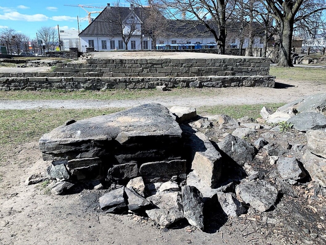 En av minst seks steder hvor noen har laget bålplass med stener fra ruinene av St. Hallvardskatedralen i Middelalderparken. Foto: Oslo byes vel En av minst seks steder hvor noen har laget bålplass med stener fra ruinene av St. Hallvardskatedralen i Middelalderparken. Foto: Oslo byes vel