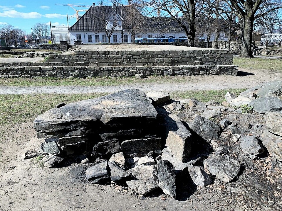 En av minst seks steder hvor noen har laget bålplass med stener fra ruinene av St. Hallvardskatedralen i Middelalderparken. Foto: Oslo byes vel