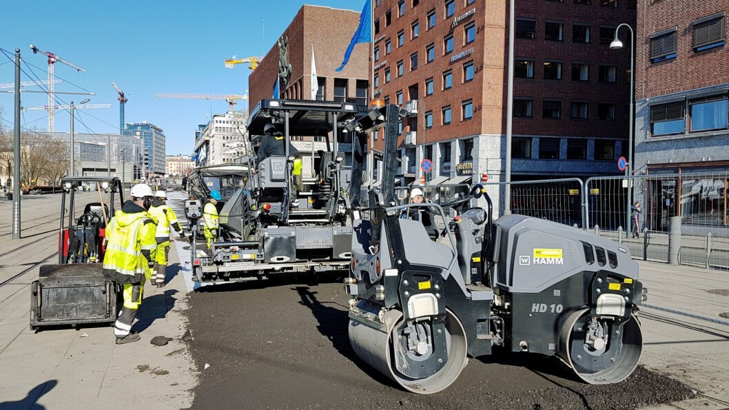 Selveste Rådhusplassen får nå sykkelvei. Et klart tegn på at hele Oslo nå får sykkeltraseer. Foto: Statens vegvesen Selveste Rådhusplassen får nå sykkelvei. Et klart tegn på at hele Oslo nå får sykkeltraseer. Foto: Statens vegvesen