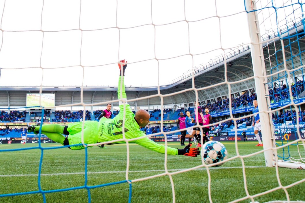 Moldes Magnus Wolff Eikrem (bak i midten) setter inn 2-0 forbi keeper Adam Larsen Kwarasey på Aker Stadion. Foto: Svein Ove Ekornesvåg / NTB scanpix Moldes Magnus Wolff Eikrem (bak i midten) setter inn 2-0 forbi keeper Adam Larsen Kwarasey på Aker Stadion. Foto: Svein Ove Ekornesvåg / NTB scanpix