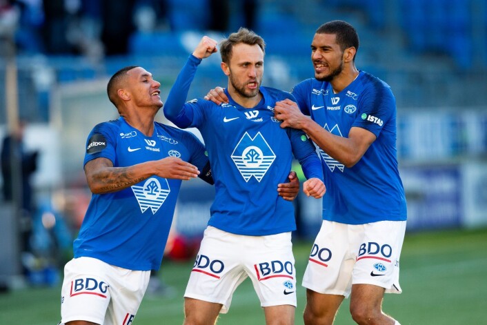 Moldes Magnus Wolff Eikrem (midten) gratuleres for 2-0 av Ruben Gabrielsen og Ohi Omoijuanfo (t.h.) i eliteseriekampen i fotball mellom Molde og Vålerenga på Aker Stadion. Foto: Svein Ove Ekornesvåg / NTB scanpix Moldes Magnus Wolff Eikrem (midten) gratuleres for 2-0 av Ruben Gabrielsen og Ohi Omoijuanfo (t.h.) i eliteseriekampen i fotball mellom Molde og Vålerenga på Aker Stadion. Foto: Svein Ove Ekornesvåg / NTB scanpix