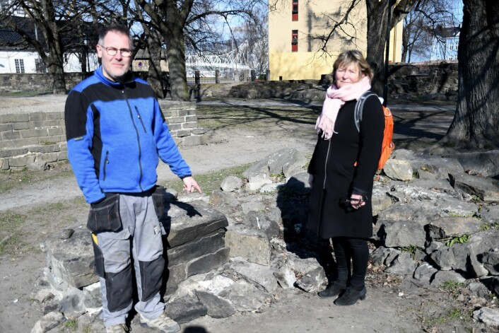 Asbjørn Rønning og Anne Olaisen i kulturetaten er oppgitt over skadeverket på ruinene etter St. Hallvardskatedralen. Foto: Christian Boger