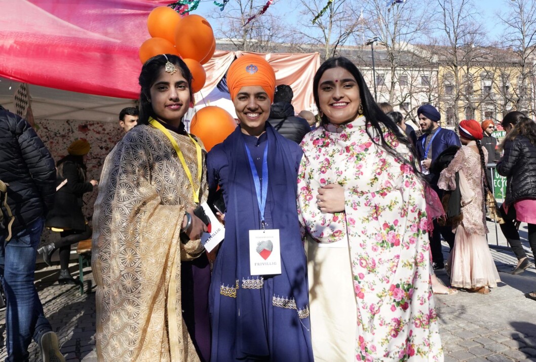 Turbandagen er blitt et uhyre populært arrangement i hjertet av Oslo. Bak arrangementet står norske sikher som alle stiller opp frivillig. I Spikersuppa var også, fra venstre; Gagandeep Kaur, Manpreet Kaur og Rumit Kaur. Foto: Fredrik Hagen / NTB scanpix Turbandagen er blitt et uhyre populært arrangement i hjertet av Oslo. Bak arrangementet står norske sikher som alle stiller opp frivillig. I Spikersuppa var også, fra venstre; Gagandeep Kaur, Manpreet Kaur og Rumit Kaur. Foto: Fredrik Hagen / NTB scanpix