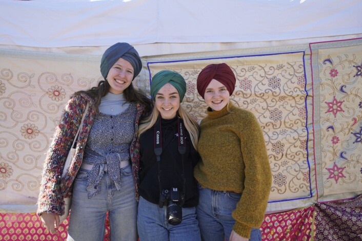 Hvem kan si nei ti å få en spesialknytt turban på hodet når den Norske Turbandagen arrangeres av sikher i Spikersuppa? Fra venstre poserer Pernille Christensen Westad, Stine Østmoe og Hanna Bjørnsletten med sine nye turbaner. Foto: Fredrik Hagen / NTB scanpix Hvem kan si nei ti å få en spesialknytt turban på hodet når den Norske Turbandagen arrangeres av sikher i Spikersuppa? Fra venstre poserer Pernille Christensen Westad, Stine Østmoe og Hanna Bjørnsletten med sine nye turbaner. Foto: Fredrik Hagen / NTB scanpix