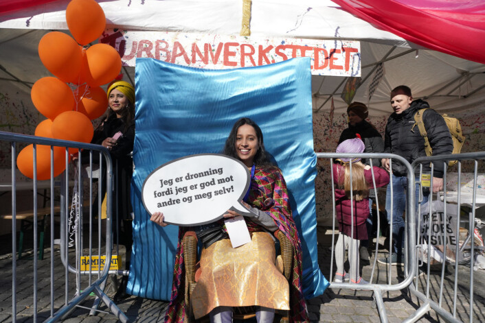 Mani Kaur Grewal poserer som dronning foran turbanverkstedet i Spikersuppa. Foto: Fredrik Hagen / NTB scanpix Mani Kaur Grewal poserer som dronning foran turbanverkstedet i Spikersuppa. Foto: Fredrik Hagen / NTB scanpix