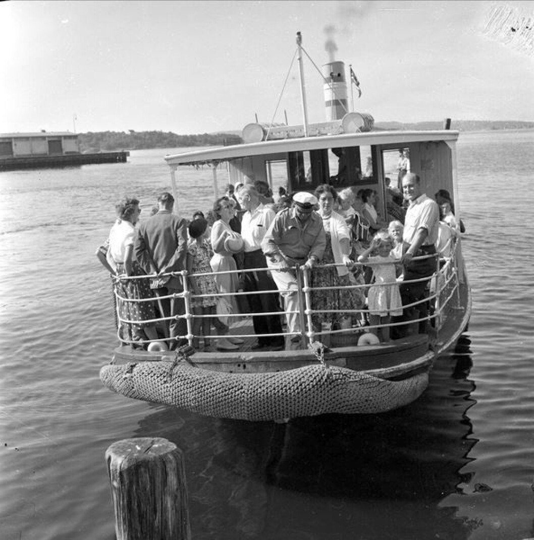 Balja satte kursen utover den speilblanke Pipervika og til vårt sommermagiske sted i skråninga på østsida Langøyene. Foto: Oslo museum Balja satte kursen utover den speilblanke Pipervika og til vårt sommermagiske sted i skråninga på østsida Langøyene. Foto: Oslo museum