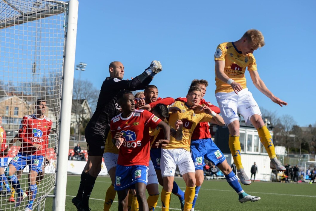 Skeid fikk mange cornere, men det ble for trangt foran Jervs mål til at det ble noen scoring. Skeidspillerne på bildet er fra venstre David Tavakoli Hassan Yusuf, Ayoub Aleesami og Fredrik Berglie. Foto: Anders Vindegg Skeid fikk mange cornere, men det ble for trangt foran Jervs mål til at det ble noen scoring. Skeidspillerne på bildet er fra venstre David Tavakoli Hassan Yusuf, Ayoub Aleesami og Fredrik Berglie. Foto: Anders Vindegg