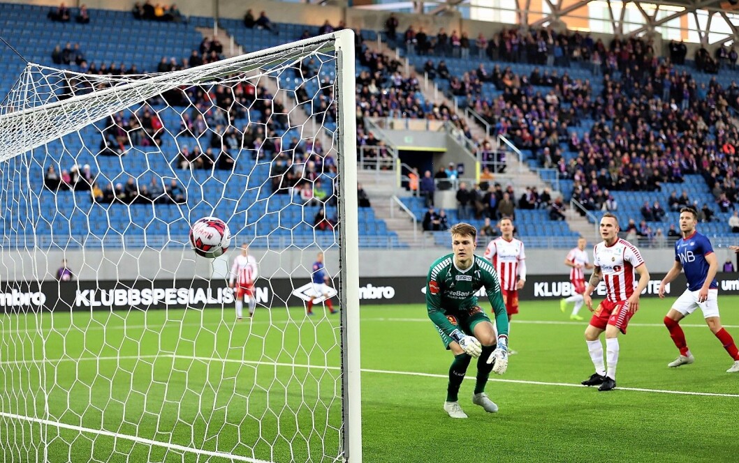 Bård Finnes heading fra drøyt 10 meter går i en bue over TIL-keeper Jacob Karlstrøm. 1-0 til Vålerenga etter knappe 13 minutter spilt. Foto: André Kjernsli Bård Finnes heading fra drøyt 10 meter går i en bue over TIL-keeper Jacob Karlstrøm. 1-0 til Vålerenga etter knappe 13 minutter spilt. Foto: André Kjernsli