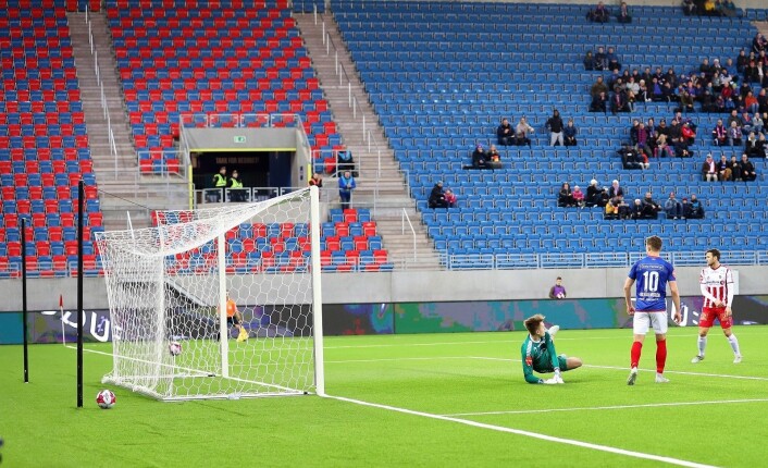 VIF-spiss Matthias Vilhjalmsson konstanterer at Herolind Shala dobler ledelsen til VIF i førsteomgang. Skuddet fra Shala via en TIL-forsvarer før den gikk i mål bak TIL-keeper Karlstrom. Foto: André Kjernsli VIF-spiss Matthias Vilhjalmsson konstanterer at Herolind Shala dobler ledelsen til VIF i førsteomgang. Skuddet fra Shala via en TIL-forsvarer før den gikk i mål bak TIL-keeper Karlstrom. Foto: André Kjernsli