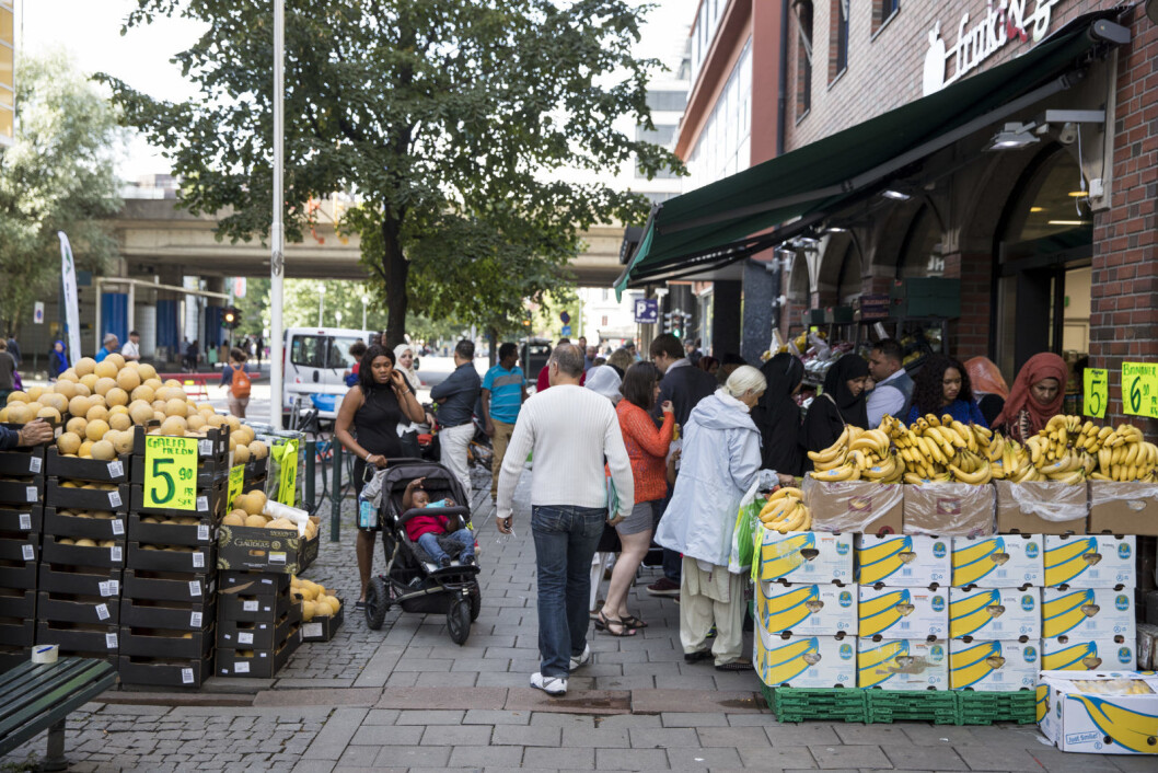 Grønland har stort innslag av oslofolk med minoritetsbakgrunn, men opplever likevel ikke fraflytting av innbyggere med etnisk norsk bakgrunn. Utflyttingen er størst i bydelene Søndre Nordstrand og groruddalsbydelene Alna, Stovner og Grorud. Foto: Tore Meek / NTB scanpix Grønland har stort innslag av oslofolk med minoritetsbakgrunn, men opplever likevel ikke fraflytting av innbyggere med etnisk norsk bakgrunn. Utflyttingen er størst i bydelene Søndre Nordstrand og groruddalsbydelene Alna, Stovner og Grorud. Foto: Tore Meek / NTB scanpix
