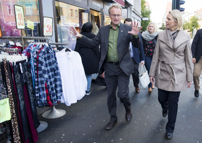Byrådsleder i Oslo, Raymond Johansen (Ap) sammen med daværende innvandrings- og integreringsminister Sylvi Listhaug (Frp) på Grønland i Oslo i 2016. De to politiske motstanderne besøkte blant annet møtte bydelsadministrasjonen i Gamle Oslo for å lære om utfordringene bydelen jobber med. Foto: Håkon Mosvold Larsen / NTB scanpix Byrådsleder i Oslo, Raymond Johansen (Ap) sammen med daværende innvandrings- og integreringsminister Sylvi Listhaug (Frp) på Grønland i Oslo i 2016. De to politiske motstanderne besøkte blant annet møtte bydelsadministrasjonen i Gamle Oslo for å lære om utfordringene bydelen jobber med. Foto: Håkon Mosvold Larsen / NTB scanpix