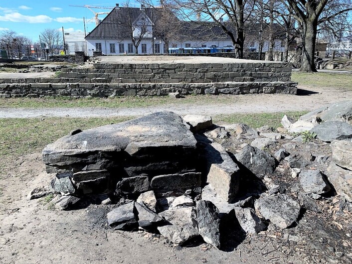 Steiner er løsnet fra de ruinene og det er tent opp bål i de unike kulturminnene i Gamlebyen. Foto: Oslo Byes Vel Steiner er løsnet fra de ruinene og det er tent opp bål i de unike kulturminnene i Gamlebyen. Foto: Oslo Byes Vel