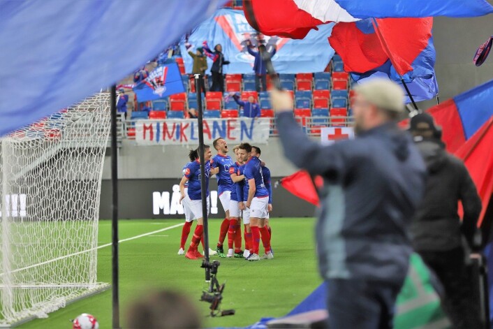 Skuffende med bare 5.700 tilskuere på Vålerengas praktstadion ved Valle palmesøndag. Men Klanen leverer som alltid, og spillerne vet å sette pris på de trofaste tilhengerne. Foto: André Kjernsli Skuffende med bare 5.700 tilskuere på Vålerengas praktstadion ved Valle palmesøndag. Men Klanen leverer som alltid, og spillerne vet å sette pris på de trofaste tilhengerne. Foto: André Kjernsli