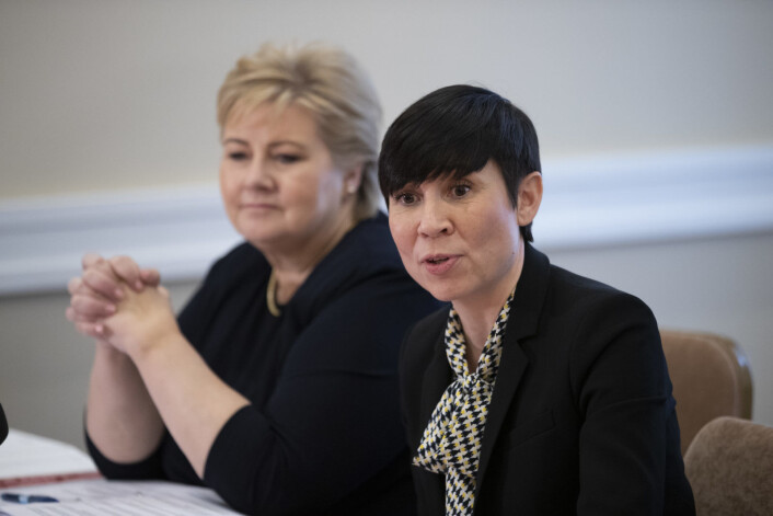 Ifølge VG har ikke utenriksminister Ine Søreide Eriksen besvart avisens skriftlige spørsmål om de norske IS-barna og deres mødre. Men på sin egen Facebook-side skriver utenriksministeren at saken er kompleks. Til venstre statsminister Erna Solberg (H). Foto: Berit Roald / NTB scanpix Ifølge VG har ikke utenriksminister Ine Søreide Eriksen besvart avisens skriftlige spørsmål om de norske IS-barna og deres mødre. Men på sin egen Facebook-side skriver utenriksministeren at saken er kompleks. Til venstre statsminister Erna Solberg (H). Foto: Berit Roald / NTB scanpix