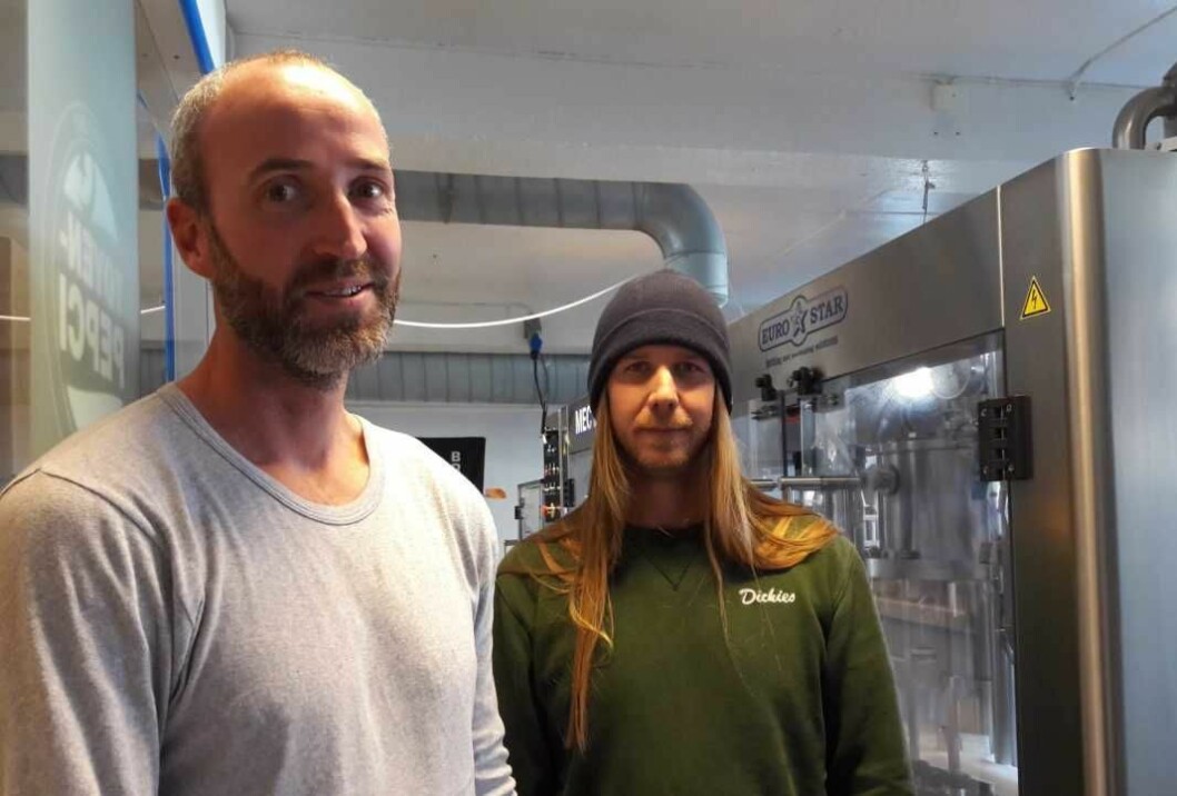 Brusprodusentene Jarle Hollerud (til venstre) og Rikard Svensk må finne et nytt navn på sitronbrusen O. mathisen har solgt under navnene JallaSprite og JallaXXXXXX. Foto: Anders Høilund
