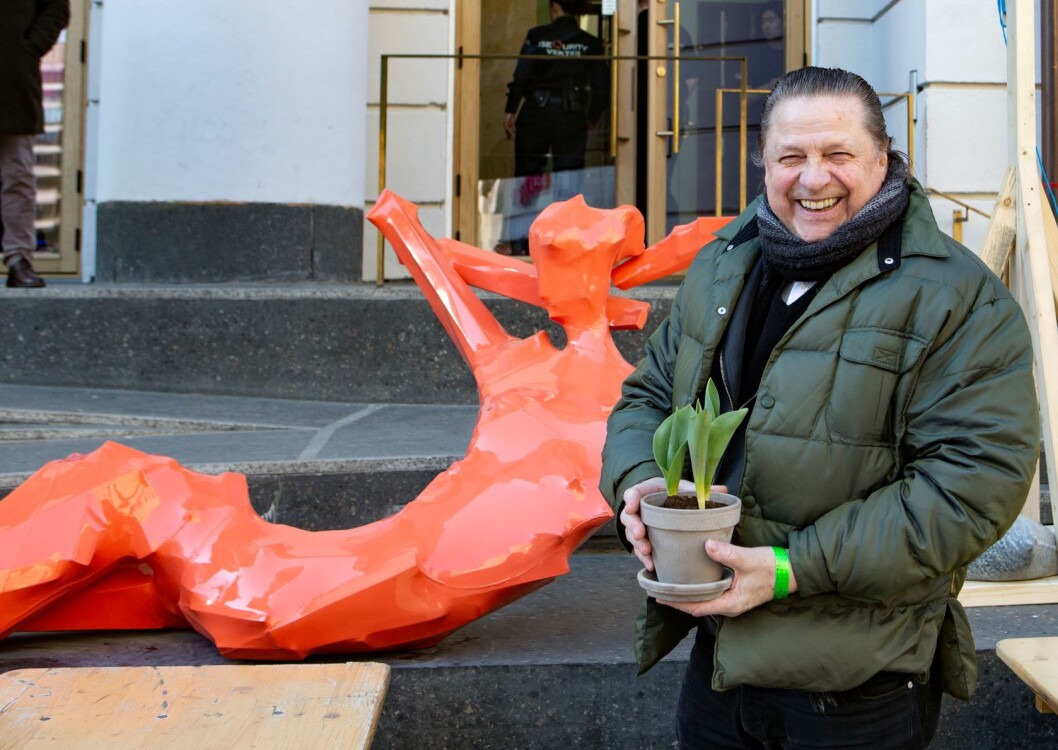 Kunstneren Georg Herold sammen med skulpturen Den røde dame. Foto: Caroline Korsvoll Kunstneren Georg Herold sammen med skulpturen Den røde dame. Foto: Caroline Korsvoll