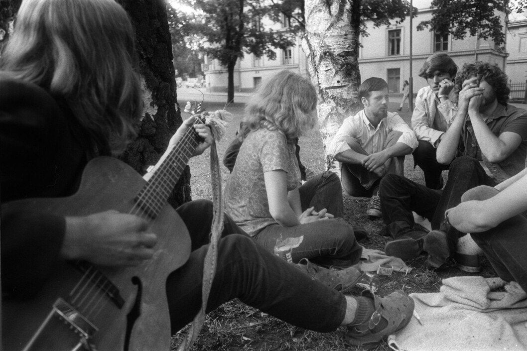 � Vi ble jaget vekk fra Cecil-hjørnet, og trakk opp i Slottsparken. Over hele verden lot unge folk håret gro og samlet seg i parker, forteller Jan Bojer Vindheim. Bildet er tatt i Slottsparken i juli i 1971. Foto: T. Skillestad/SCANPIX) � Vi ble jaget vekk fra Cecil-hjørnet, og trakk opp i Slottsparken. Over hele verden lot unge folk håret gro og samlet seg i parker, forteller Jan Bojer Vindheim. Bildet er tatt i Slottsparken i juli i 1971. Foto: T. Skillestad/SCANPIX)