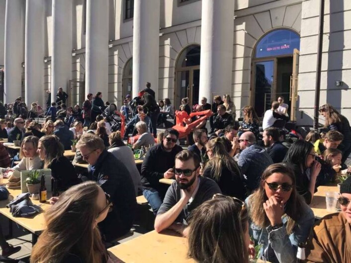 Fullt av folk som tar årets første utepils foran Mathallen i Torggata. Foto: Christen Wikborg Fullt av folk som tar årets første utepils foran Mathallen i Torggata. Foto: Christen Wikborg
