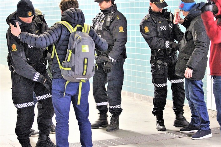 Her foretar politiet en knivransaking av tilfeldige personer ved Grønland T-banestasjon. � I Oslo politidistrikt ser vi en dobling i antall knivstikkinger på en viss periode i år sammenlignet med året før, sa justisminister Jøran Kallemyr (Frp) i NRKs Politisk kvarter. Foto: André Kjernsli Her foretar politiet en knivransaking av tilfeldige personer ved Grønland T-banestasjon. � I Oslo politidistrikt ser vi en dobling i antall knivstikkinger på en viss periode i år sammenlignet med året før, sa justisminister Jøran Kallemyr (Frp) i NRKs Politisk kvarter. Foto: André Kjernsli