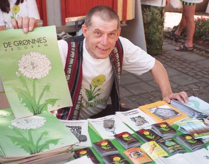 Valgkamp for MDG i Oslo i 1997. Med slagordet "Verre uten oss" åpnet stortingskandidat Jan Bojer Vindheim fra Miljøpartiet De Grønne valgkampen en lørdag på Karl Johans gate. Foto: Vidar Knai, NTB / SCANPIX. Valgkamp for MDG i Oslo i 1997. Med slagordet "Verre uten oss" åpnet stortingskandidat Jan Bojer Vindheim fra Miljøpartiet De Grønne valgkampen en lørdag på Karl Johans gate. Foto: Vidar Knai, NTB / SCANPIX.