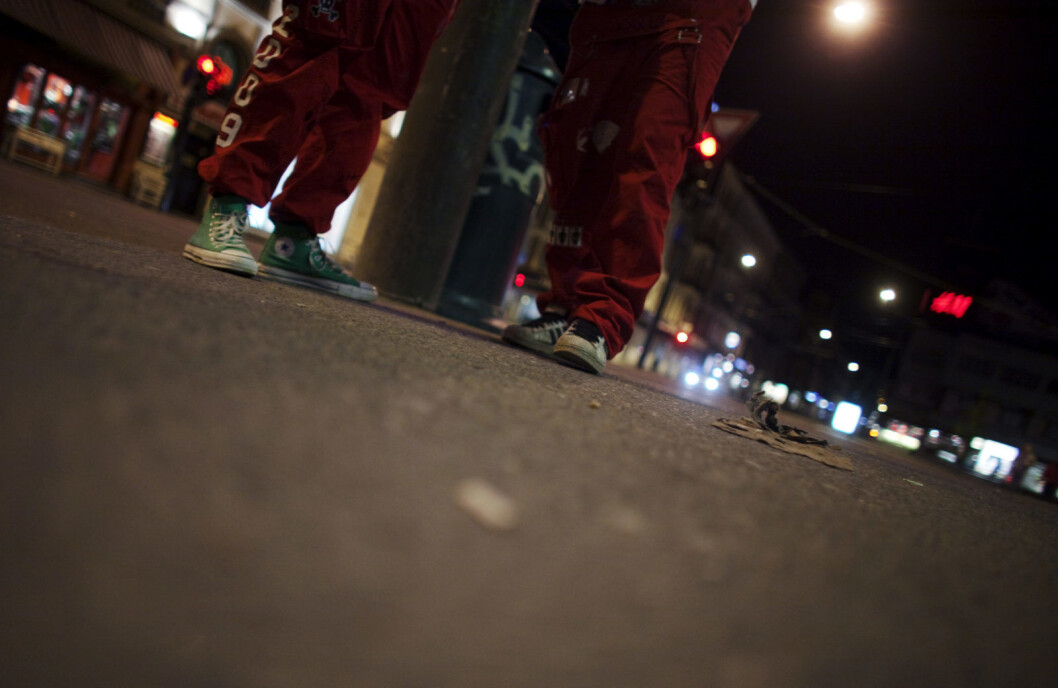 10 russebusser og en større gruppe med russ hadde samlet seg på Esso-stasjonen ved Alnabru da politiet stanset bråket og festingen natt til langfredag. Foto: Kyrre Lien / SCANPIX 10 russebusser og en større gruppe med russ hadde samlet seg på Esso-stasjonen ved Alnabru da politiet stanset bråket og festingen natt til langfredag. Foto: Kyrre Lien / SCANPIX