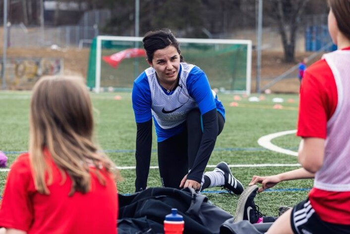 Ap-politiker og tidligere fotballspiller Zaineb Al-Samarai stilte opp som trener for jentene på fotballskolen hos Haugerud IL. Foto: Tine Ap-politiker og tidligere fotballspiller Zaineb Al-Samarai stilte opp som trener for jentene på fotballskolen hos Haugerud IL. Foto: Tine