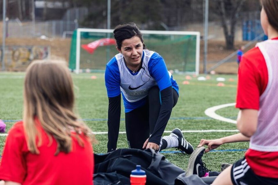 Ap-politiker og tidligere fotballspiller Zaineb Al-Samarai stilte opp som trener for jentene på fotballskolen hos Haugerud IL. Foto: Tine