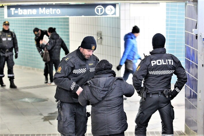 Politiet stanser folk i en knivkontroll ved Grønland T-bansestasjon rett før påske. Foto: André Kjernsli Politiet stanser folk i en knivkontroll ved Grønland T-bansestasjon rett før påske. Foto: André Kjernsli