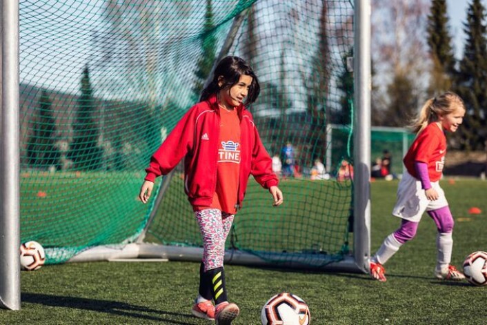 � Vi ønsker å introdusere enda flere jenter for fotball, sier NFFs sier prosjektmedarbeider i NFF, Julie Karima Berg. Gratistilbudet hos Haugerud IL var rettet mot jenter mellom seks og 12 år. Foto: Tine � Vi ønsker å introdusere enda flere jenter for fotball, sier NFFs sier prosjektmedarbeider i NFF, Julie Karima Berg. Gratistilbudet hos Haugerud IL var rettet mot jenter mellom seks og 12 år. Foto: Tine