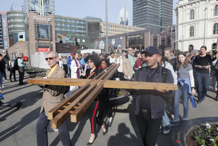 Opprinnelig startet tradisjonen i Jerusalem. Men i over 30 år har det blitt arrangert korsvandring i Oslos gater på langfredag. Foto: Terje Bendiksby / NTB scanpix Opprinnelig startet tradisjonen i Jerusalem. Men i over 30 år har det blitt arrangert korsvandring i Oslos gater på langfredag. Foto: Terje Bendiksby / NTB scanpix
